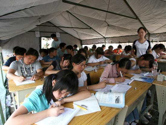 图文:帐篷复合学校的初二年级学生在上课