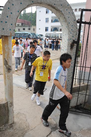 图文:灾区学生到达武汉铁路司机学校后走向宿