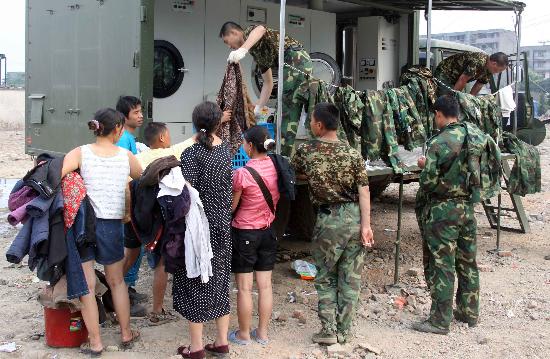 图文:官兵用野战洗涤车为受灾群众免费洗衣物