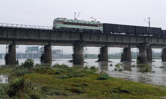 火车从四川绵阳宝成铁路涪江大桥通过(图)
