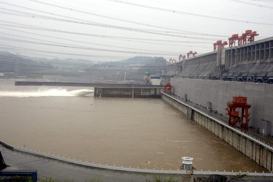 组图：三峡大坝今日开闸冲沙泄洪