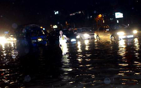 郑州突降大雨居民带游泳圈出行(组图)