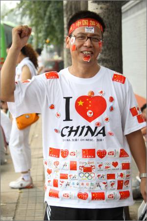 图文:男子身穿贴满国旗的T恤为中国加油