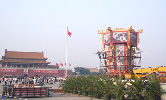 组图：北京最大宫灯迎国庆亮相天安门