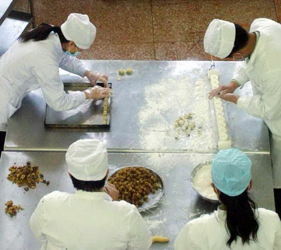 图文:航天食品加工厂正在制作航天月饼