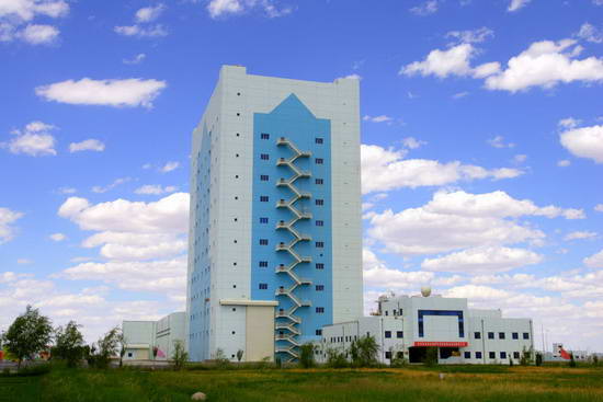 图文：酒泉卫星发射中心的巍峨的垂直总装测试厂房