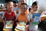 图文：江西樟树市第二小学同学领到免费教科书