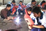 图文：河南新安县职业学校同学在上电焊课