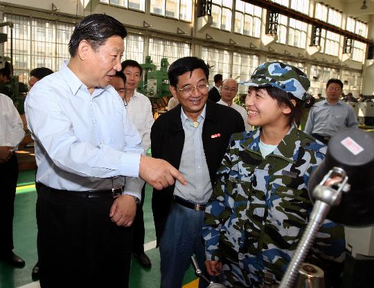 图文:习近平与正在进行工程实践的大学生交谈