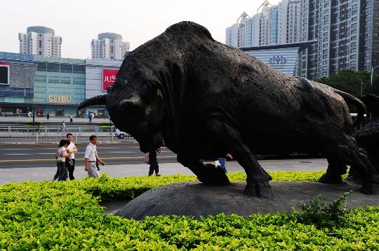 图文:深圳市中心的拓荒牛雕像