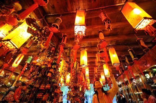 图文:游客在丽江古城挑选纳西族传统工艺品