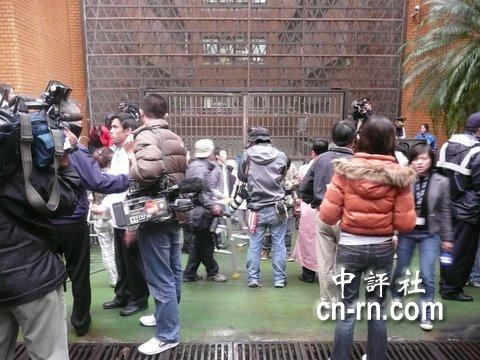 陈水扁抵达台北地方法院一度不愿下车(组图)