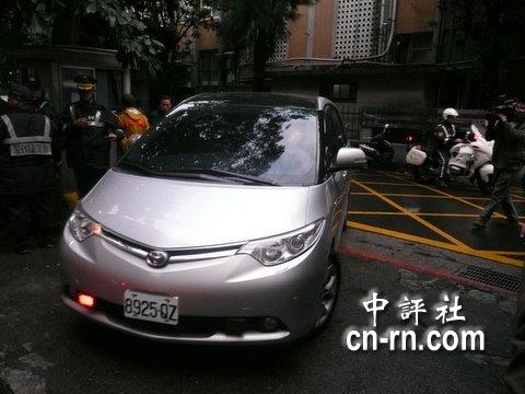 陈水扁抵达台北地方法院一度不愿下车(组图)