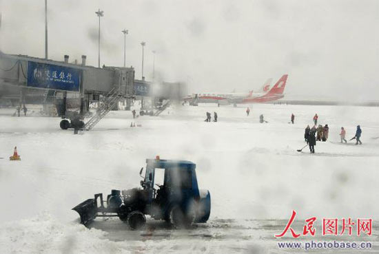 组图：长春龙嘉机场跑道结冰飞机停航