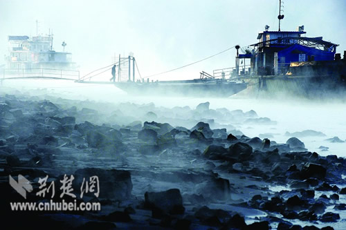 湖北多地出现阴阳天独特天象(组图)