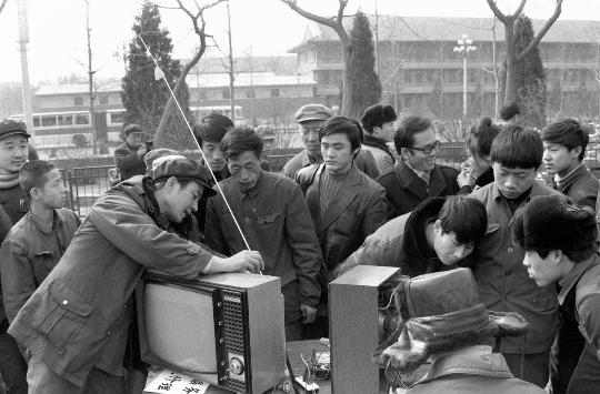 图文:北京先进个体户为居民义务修理电视机
