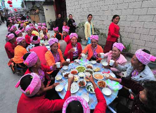 傣族群众在长街宴上开怀畅饮(12月6日摄).