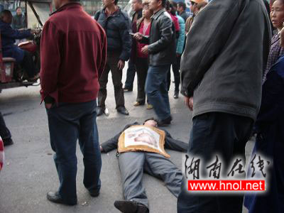 湖南衡阳城管打伤数人致交通瘫痪(组图)