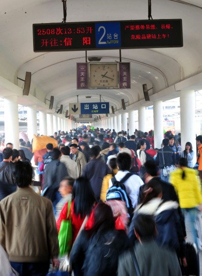 图文:广州火车站站台上人山人海