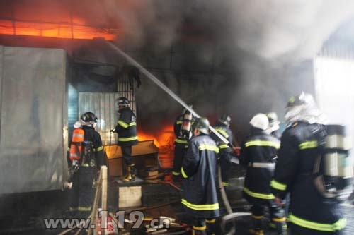 组图:武汉发生火灾10名被困人员获救