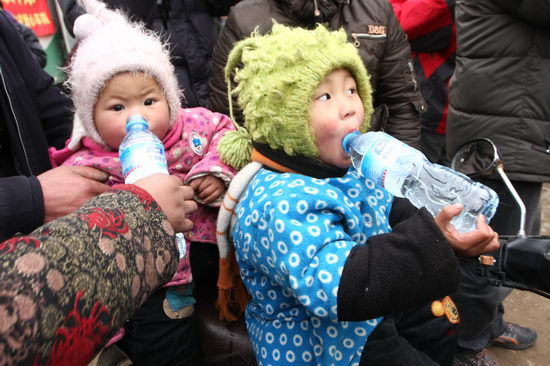 河南登封干旱部分村民靠外界送水应急(组图)