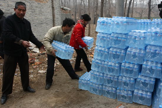 河南登封干旱部分村民靠外界送水应急(组图)