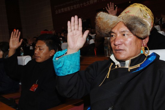 图文:西藏基层政协委员在会议上举手表决