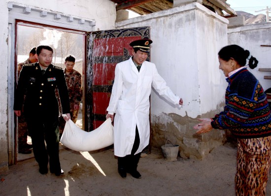 图文:西藏军区总医院为拉萨低保藏族群众送来