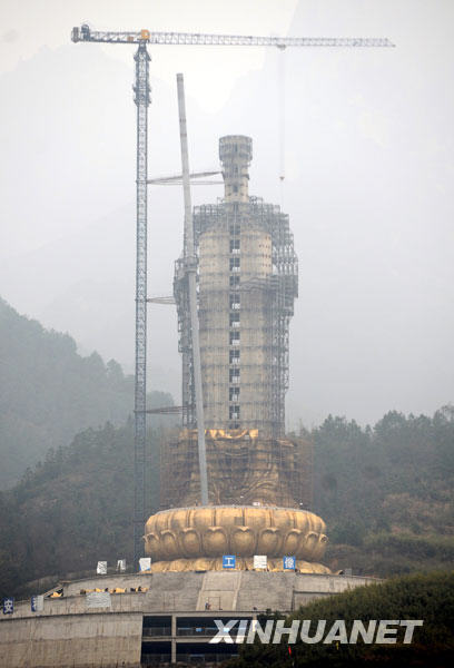 组图:安徽九华山99米高菩萨像主体结构完工