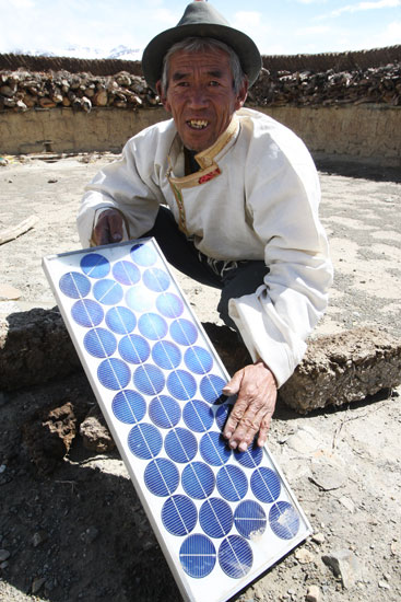 图文:扎果村格桑家安装了太阳能电池板