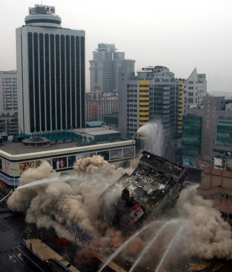 组图：广西柳州闹市区爆破拆除10层高楼