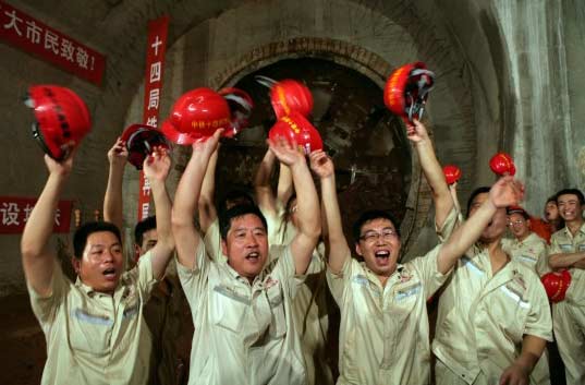 组图:广州地铁五号线隧道全线贯通