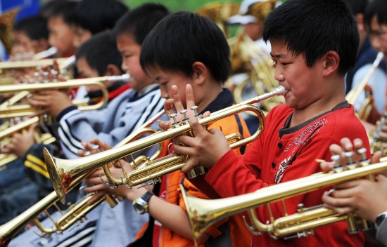图文:青川县马鹿小学管乐队的孩子们在演奏