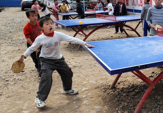 图文:四川青川县马鹿小学的孩子们在打乒乓球