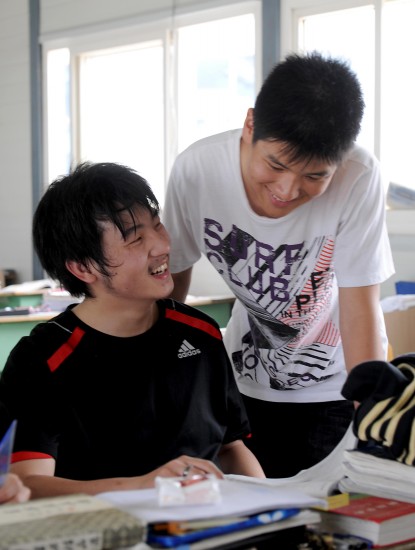 图文:吊瓶男孩李阳和夹缝男孩廖波在教室交谈
