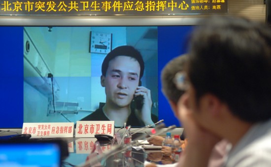 图文:北京甲型H1N1流感隔离人员接受视频连线