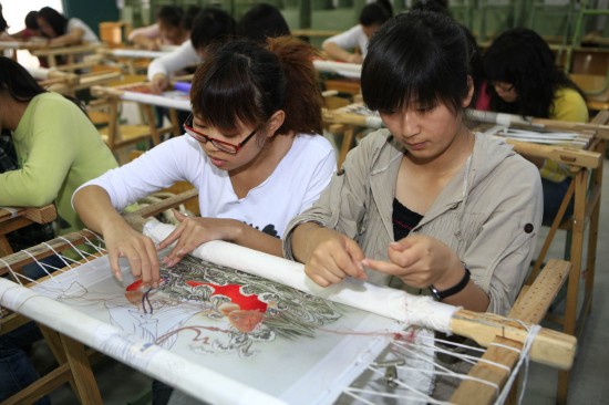 图文:就业蜀绣培训班的学员在学习刺绣