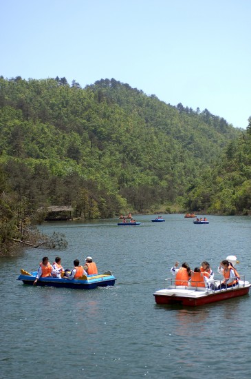 图文:学生们在湖中划船
