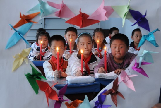 图文:哈尔滨小学生折纸鹤悼念汶川大地震逝者