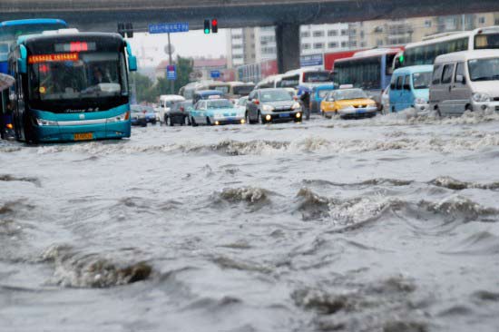 组图:济南普降大到暴雨 部分街道积水严重