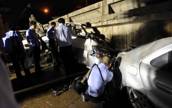 湖南株洲市区高架桥坍塌砸中22辆车(组图)