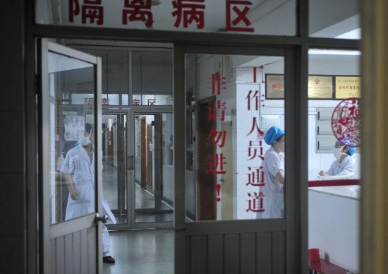 图文:广州市第八人民医院的医务工作者在工作