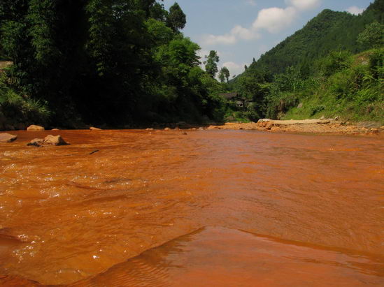 贵州乌江支流受污染水质浑浊变红组图