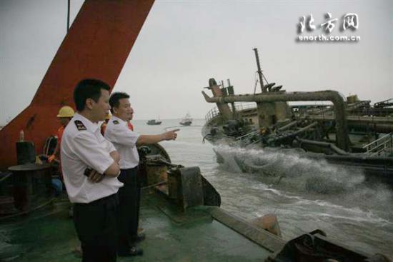天津将4786吨沉船扳正打捞出水(组图)