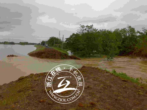 浙江瓶窑镇炸开东苕溪江堤泄洪(组图)