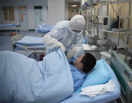 图文:患者在新疆传染病医院接受治疗