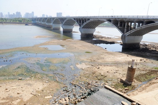 组图：湘江长沙段水位持续走低部分河床裸露