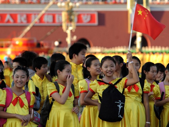 这是参加国庆联欢晚会的小学生们走进天安门广场.新华社记者 陶明摄