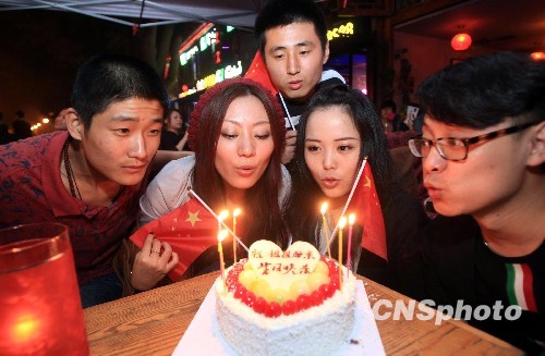 图文:北京青年点生日蜡烛祝福祖国