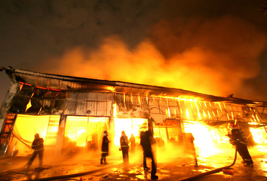 组图:安徽合肥大型批发市场起火损失千万